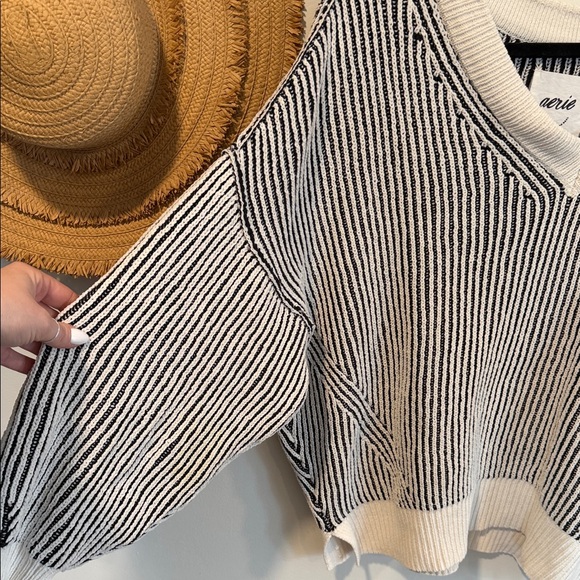 Aerie Black and White V-Neck Sweater - Picture 3 of 3